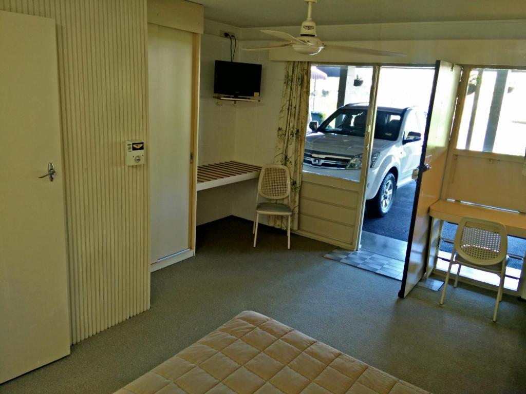 TV a/nebo společenská místnost v ubytování Cairns Motor Inn