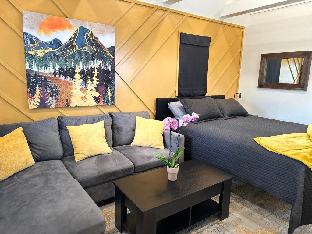 ein Wohnzimmer mit Sofa und Bett in der Unterkunft Mini Desert Oasis at Painted Sands 3 in Hurricane