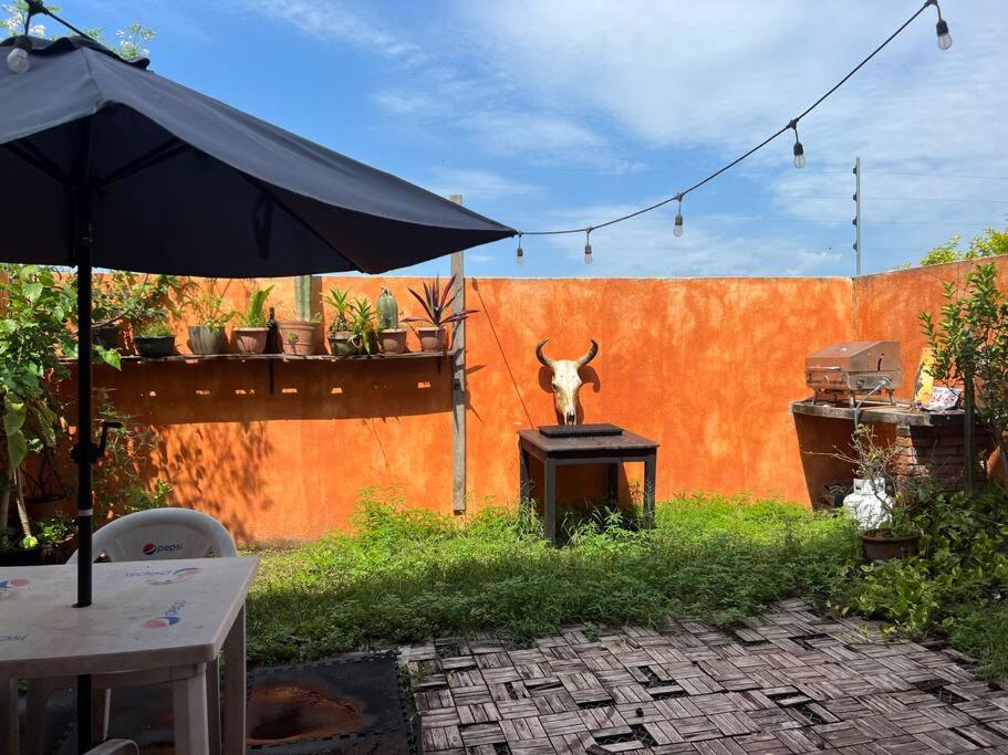 een tafel met een paraplu en een standbeeld van een hert erop bij Beautiful family vacation home in Nuevo Vallarta in Nuevo Vallarta 