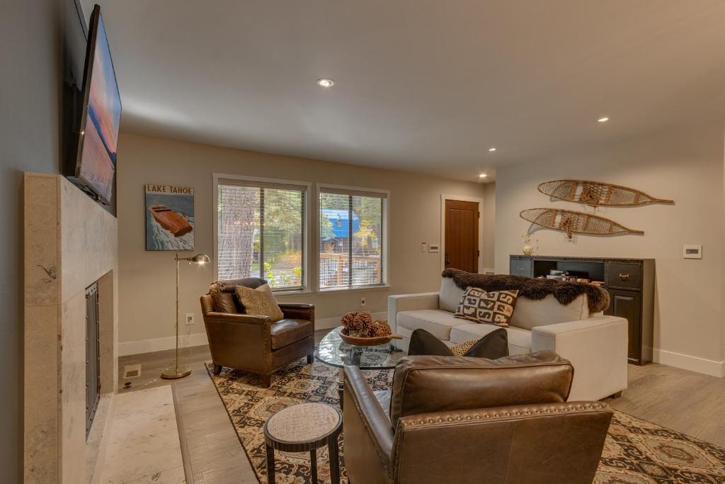 un salon avec un canapé et une télévision dans l'établissement Antler House- Quiet, Charming Cabin w Cozy Fireplace, Close to Skiing, à Tahoe City