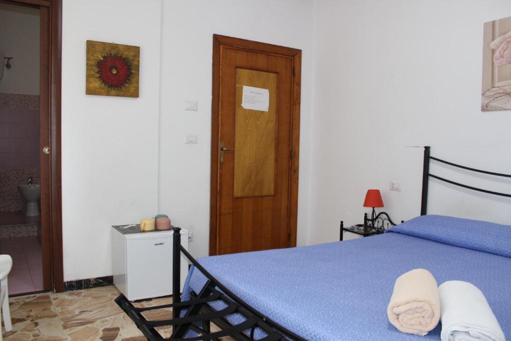 A bed or beds in a room at Alghero Budget