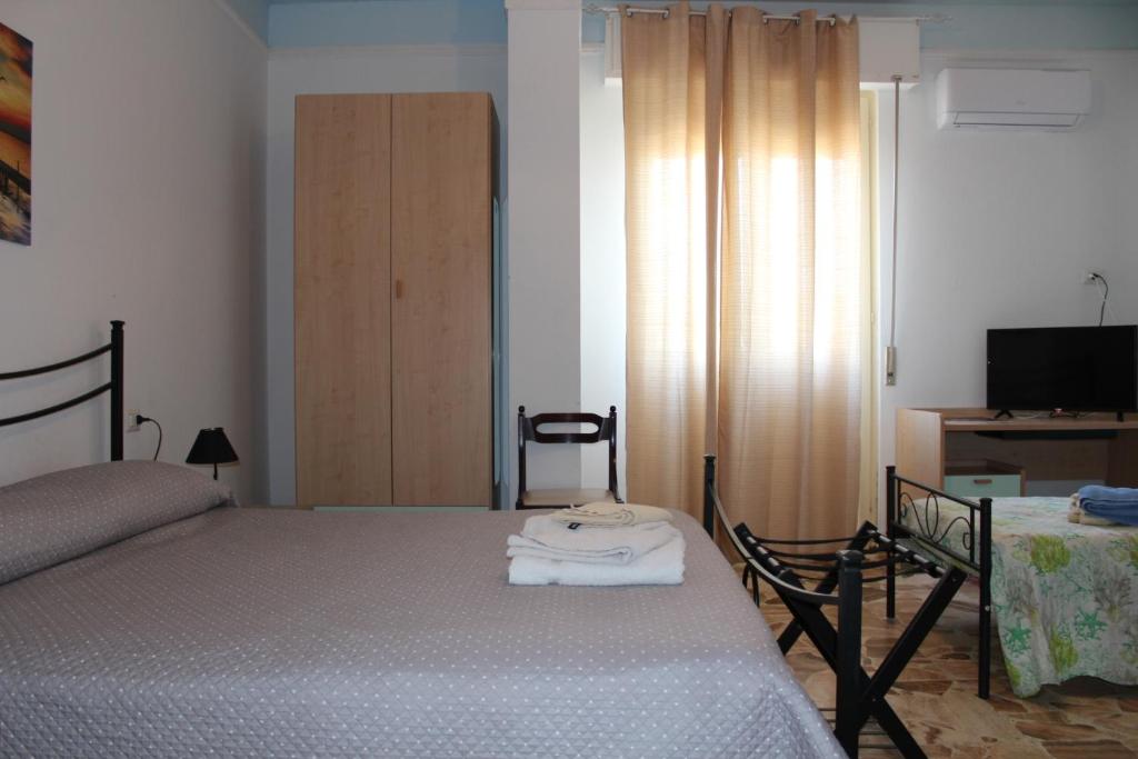 A bed or beds in a room at Alghero Budget