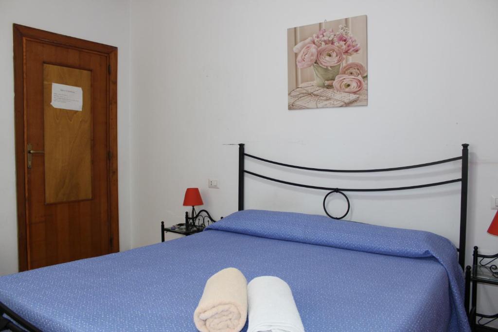 A bed or beds in a room at Alghero Budget