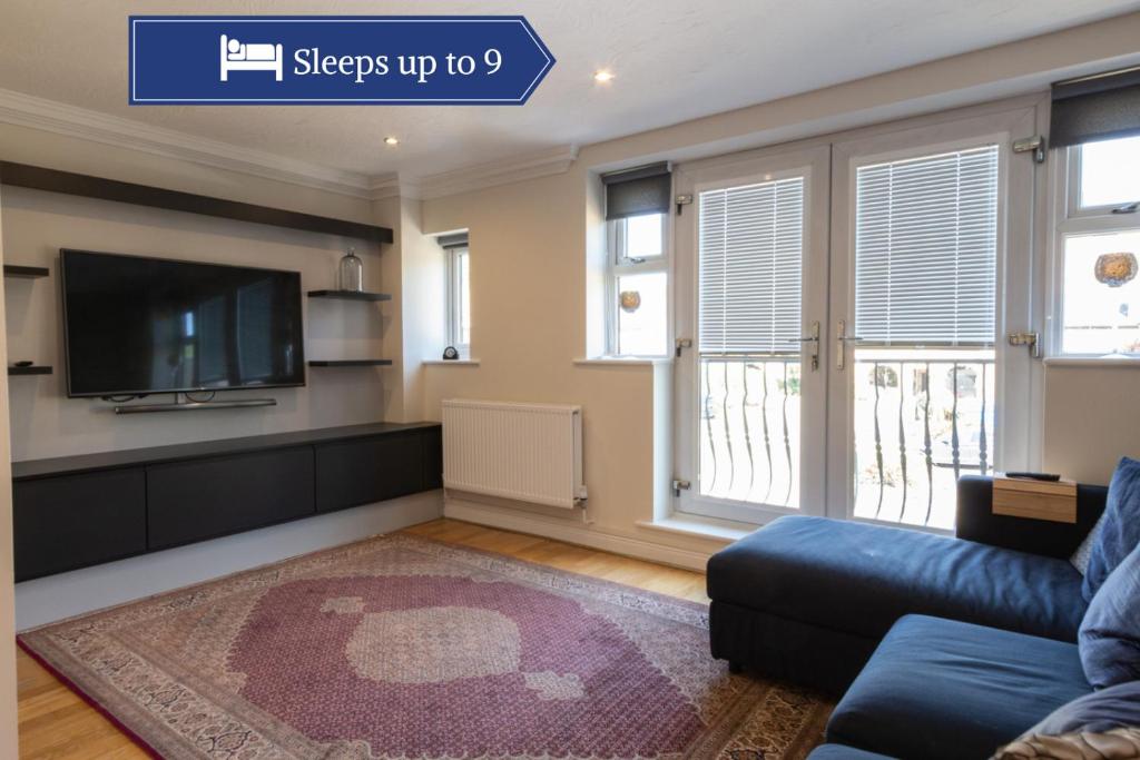 een woonkamer met een bank en een tv bij Beautiful townhouse in leafy suburb of Bradshaw in Bradshaw