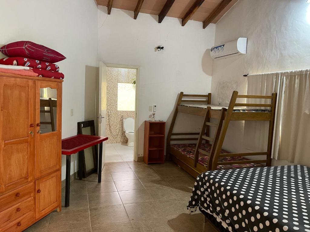 Zimmer mit 2 Etagenbetten und 1 Schlafzimmer in der Unterkunft Habitación Familiar. El Arroyo in Paraguarí