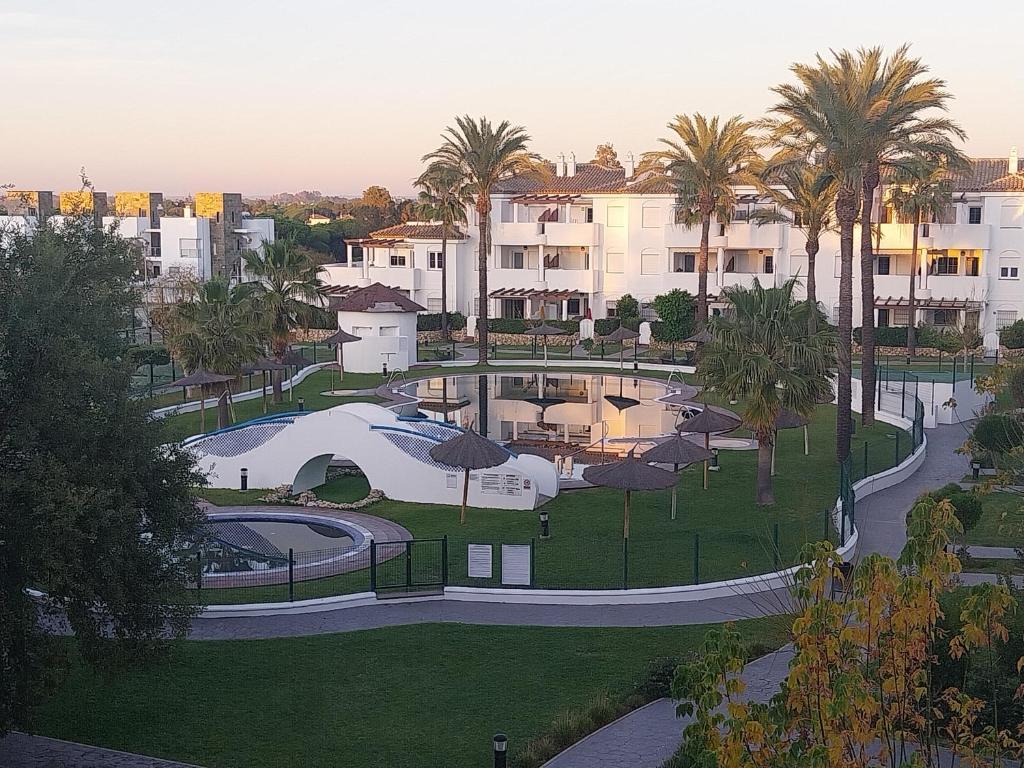 Una vista aérea de un parque con palmeras y edificios. en Apartamento Taymar Daniel, en Chiclana de la Frontera