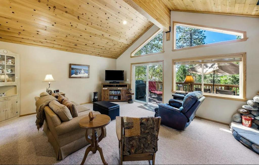 Khu vực ghế ngồi tại New Listing! Woodland Heights at Tahoe Park- Pet Friendly - Private Beach