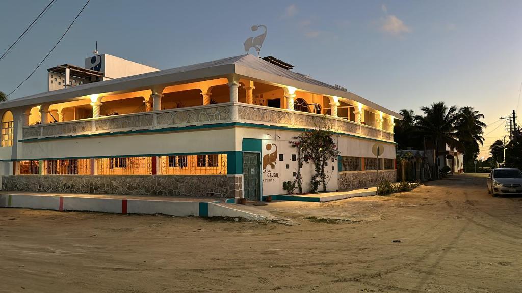 un edificio con balcón en la parte superior en Casa Gajah Hotel Cuyo en El Cuyo