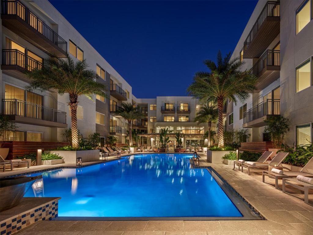 una imagen de una piscina en un hotel en AVE Tampa Riverwalk, en Tampa