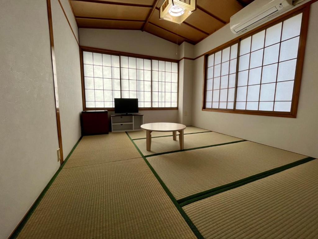 a room with a table in a room with windows at Yuzawa House - Vacation STAY 07072v in Yuzawa