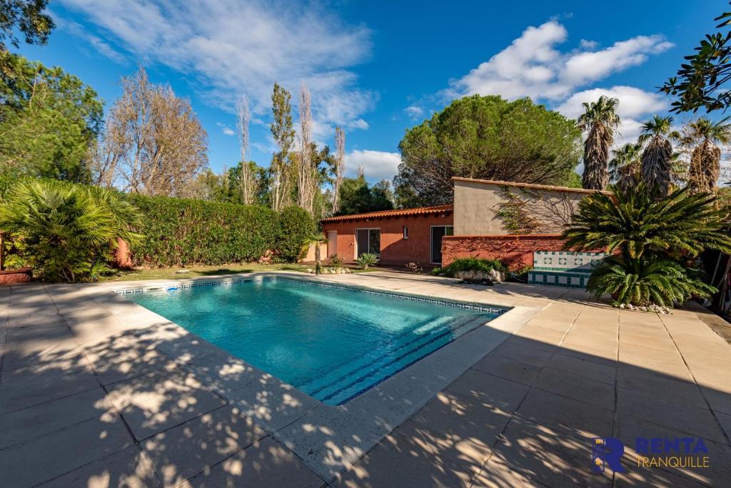 una piscina nel cortile di una casa di The Villa Jardin de Balata a Saleilles