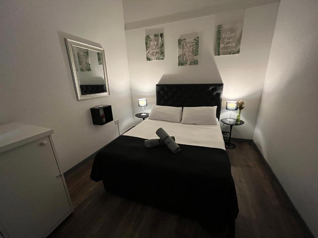 Un dormitorio con una cama con una pajarita. en PH Palermo Hostel en Buenos Aires
