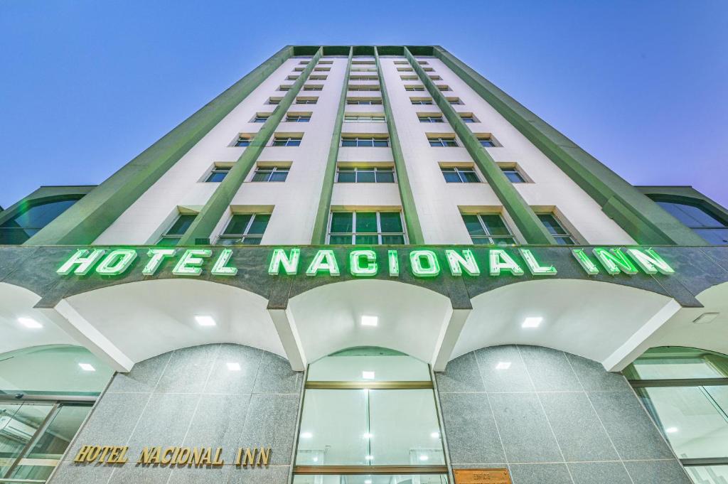 リメイラにあるHotel Nacional Inn Limeiraのホテルの標識が書かれた建物