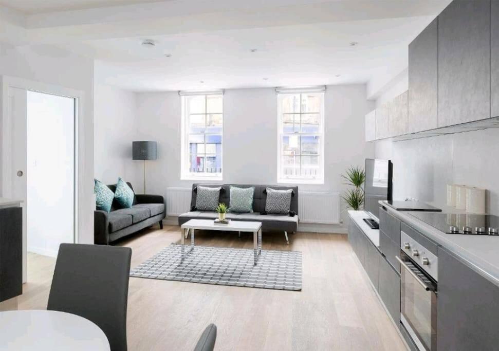 倫敦的住宿－Premier Central London North Apartment，客厅配有沙发和桌子