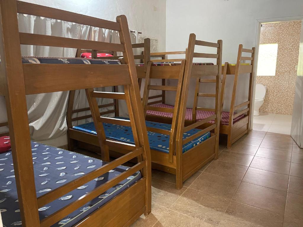 eine Gruppe Etagenbetten in einem Zimmer in der Unterkunft Habitación Juvenil Los Cerros in Paraguarí