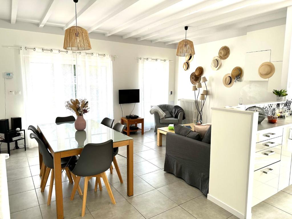 une cuisine et un salon avec une table et des chaises dans l'établissement Le clos jasmin - quartier historique de Montlouis, à Montlouis-sur-Loire