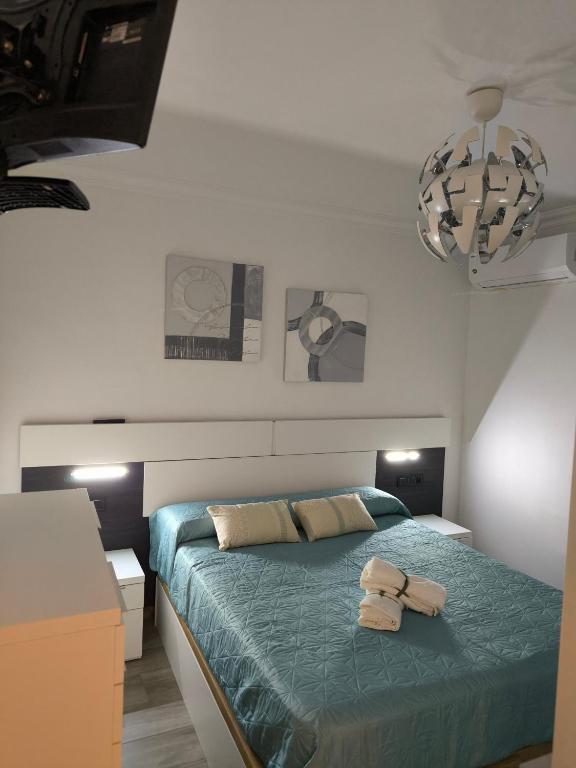 - une chambre avec un lit et 2 serviettes dans l'établissement Casa Daybru, à Ronda