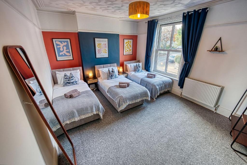 Fotografie z fotogalerie ubytování 4-Bedroom Stunning, Modern and Spacious Manor - Pet Friendly! Sleeps 9, Portsmouth - By Blue Puffin Stays v destinaci Portsmouth