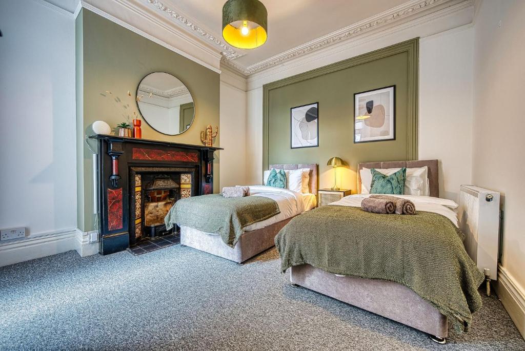 Fotografie z fotogalerie ubytování 4-Bedroom Stunning, Modern and Spacious Manor - Pet Friendly! Sleeps 9, Portsmouth - By Blue Puffin Stays v destinaci Portsmouth