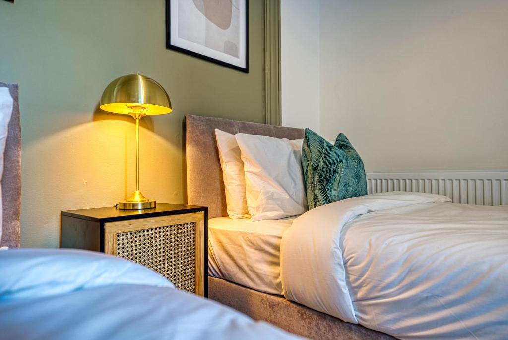 Fotografie z fotogalerie ubytování 4-Bedroom Stunning, Modern and Spacious Manor - Pet Friendly! Sleeps 9, Portsmouth - By Blue Puffin Stays v destinaci Portsmouth