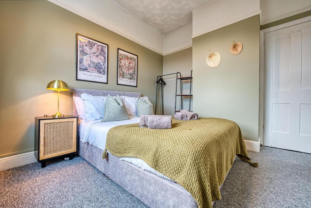 Fotografie z fotogalerie ubytování 4-Bedroom Stunning, Modern and Spacious Manor - Pet Friendly! Sleeps 9, Portsmouth - By Blue Puffin Stays v destinaci Portsmouth