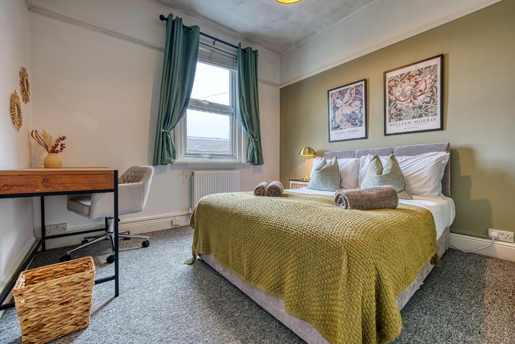 Fotografie z fotogalerie ubytování 4-Bedroom Stunning, Modern and Spacious Manor - Pet Friendly! Sleeps 9, Portsmouth - By Blue Puffin Stays v destinaci Portsmouth