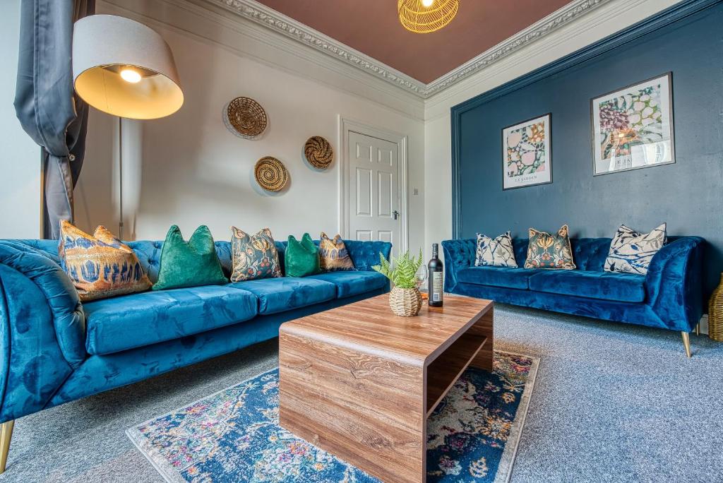 Fotografie z fotogalerie ubytování 4-Bedroom Stunning, Modern and Spacious Manor - Pet Friendly! Sleeps 9, Portsmouth - By Blue Puffin Stays v destinaci Portsmouth