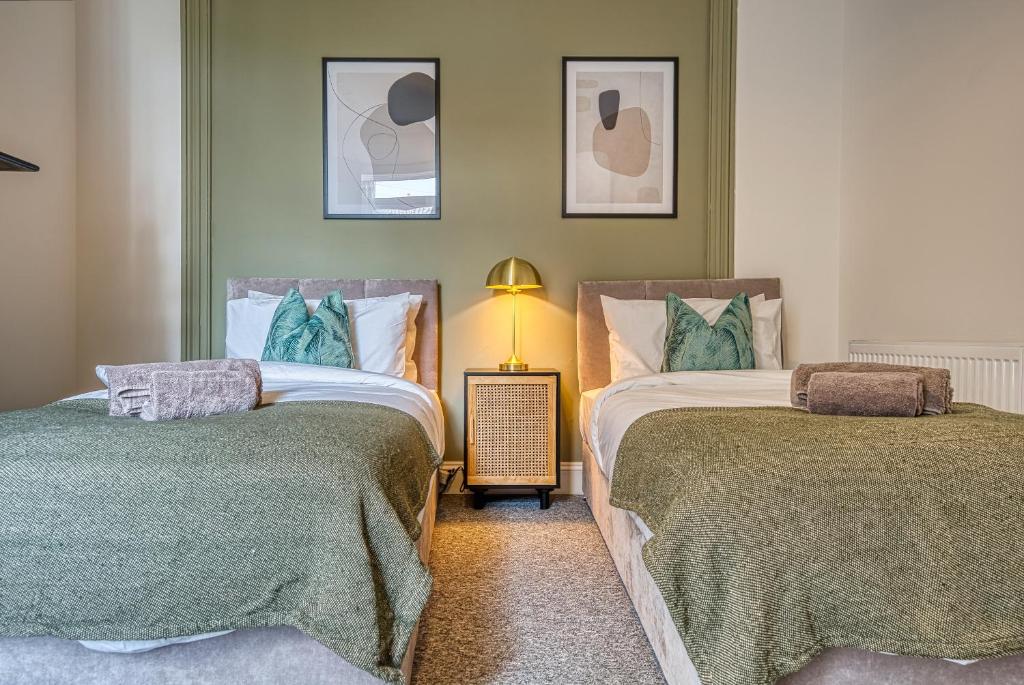 Fotografie z fotogalerie ubytování 4-Bedroom Stunning, Modern and Spacious Manor - Pet Friendly! Sleeps 9, Portsmouth - By Blue Puffin Stays v destinaci Portsmouth