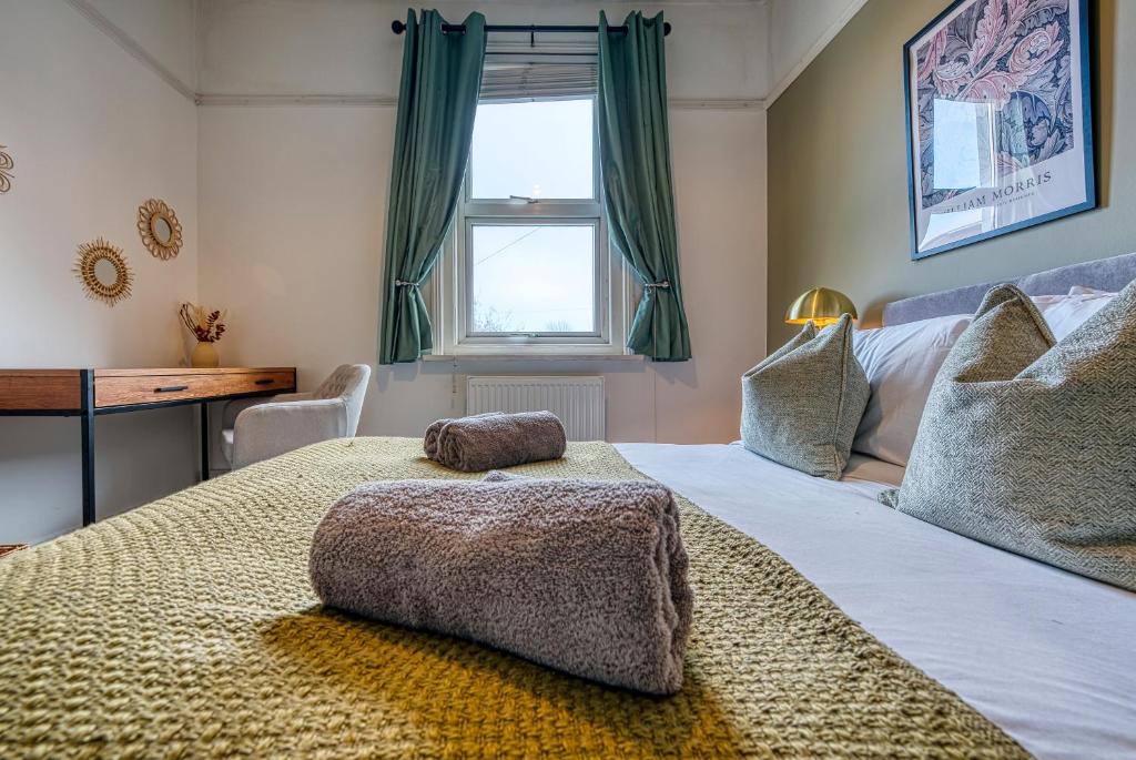 Fotografie z fotogalerie ubytování 4-Bedroom Stunning, Modern and Spacious Manor - Pet Friendly! Sleeps 9, Portsmouth - By Blue Puffin Stays v destinaci Portsmouth