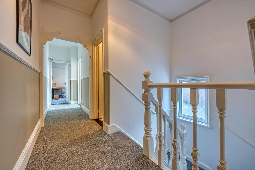 Fotografie z fotogalerie ubytování 4-Bedroom Stunning, Modern and Spacious Manor - Pet Friendly! Sleeps 9, Portsmouth - By Blue Puffin Stays v destinaci Portsmouth