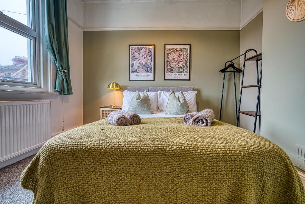 Fotografie z fotogalerie ubytování 4-Bedroom Stunning, Modern and Spacious Manor - Pet Friendly! Sleeps 9, Portsmouth - By Blue Puffin Stays v destinaci Portsmouth
