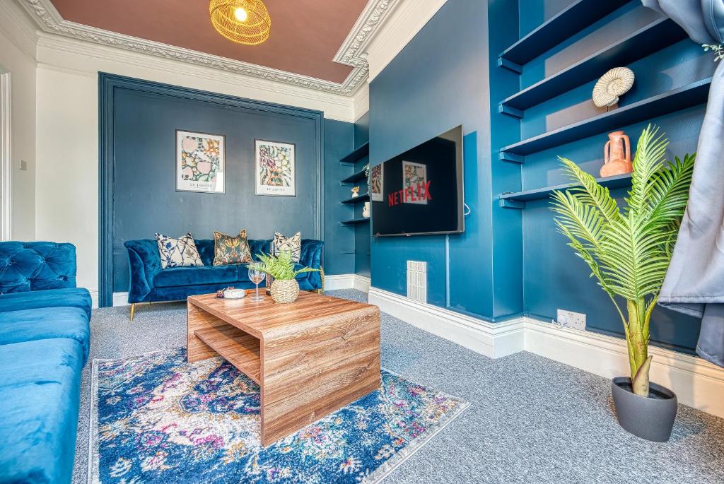 Fotografie z fotogalerie ubytování 4-Bedroom Stunning, Modern and Spacious Manor - Pet Friendly! Sleeps 9, Portsmouth - By Blue Puffin Stays v destinaci Portsmouth