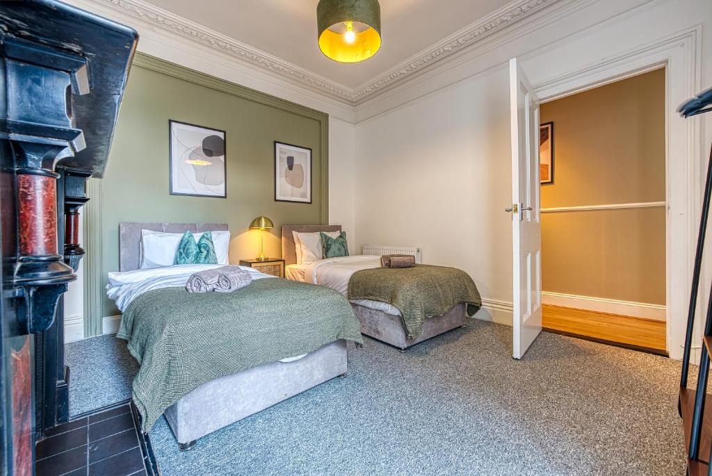 Fotografie z fotogalerie ubytování 4-Bedroom Stunning, Modern and Spacious Manor - Pet Friendly! Sleeps 9, Portsmouth - By Blue Puffin Stays v destinaci Portsmouth