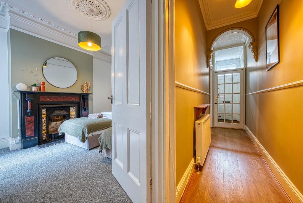 Fotografie z fotogalerie ubytování 4-Bedroom Stunning, Modern and Spacious Manor - Pet Friendly! Sleeps 9, Portsmouth - By Blue Puffin Stays v destinaci Portsmouth