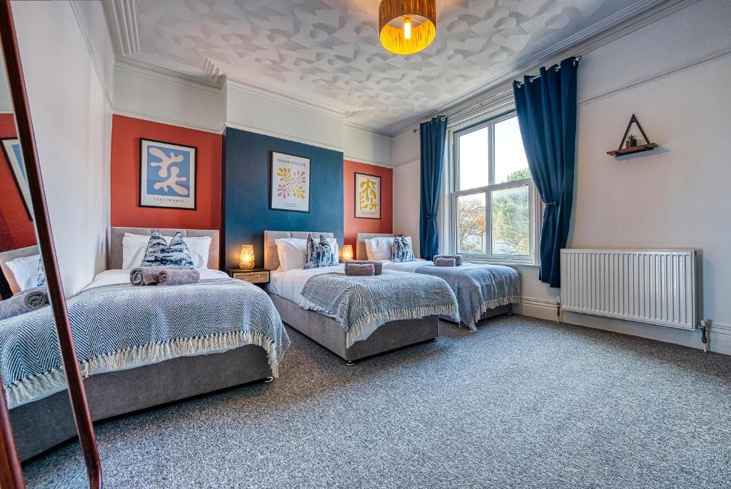 Fotografie z fotogalerie ubytování 4-Bedroom Stunning, Modern and Spacious Manor - Pet Friendly! Sleeps 9, Portsmouth - By Blue Puffin Stays v destinaci Portsmouth