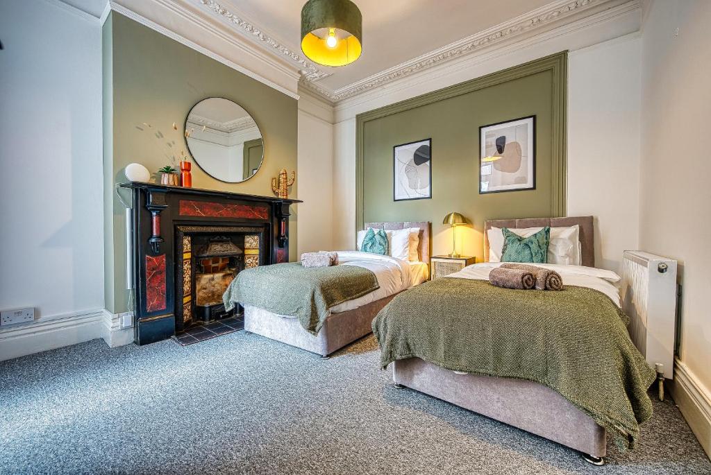 Fotografie z fotogalerie ubytování 4-Bedroom Stunning, Modern and Spacious Manor - Pet Friendly! Sleeps 9, Portsmouth - By Blue Puffin Stays v destinaci Portsmouth