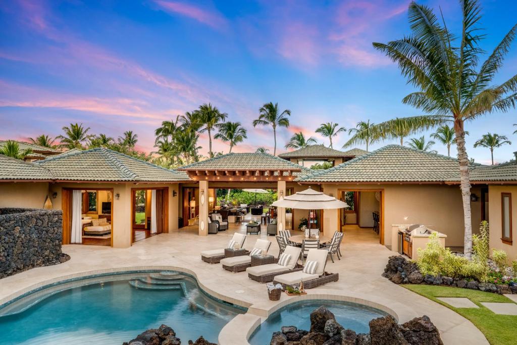 un'immagine di una casa con piscina di Hale Mele Polynesian Pod Style Home with private Pool, Hot Tub, E-bikes and Golf Cart a Waikoloa