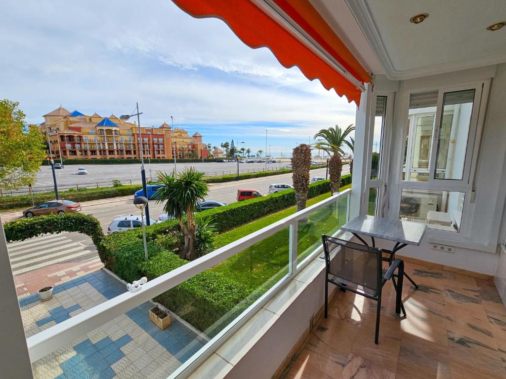 Elle comprend un balcon offrant une vue sur la rue. dans l'établissement Laguna Beach Costasol - Alojamientos La Torre, à Torrox Costa