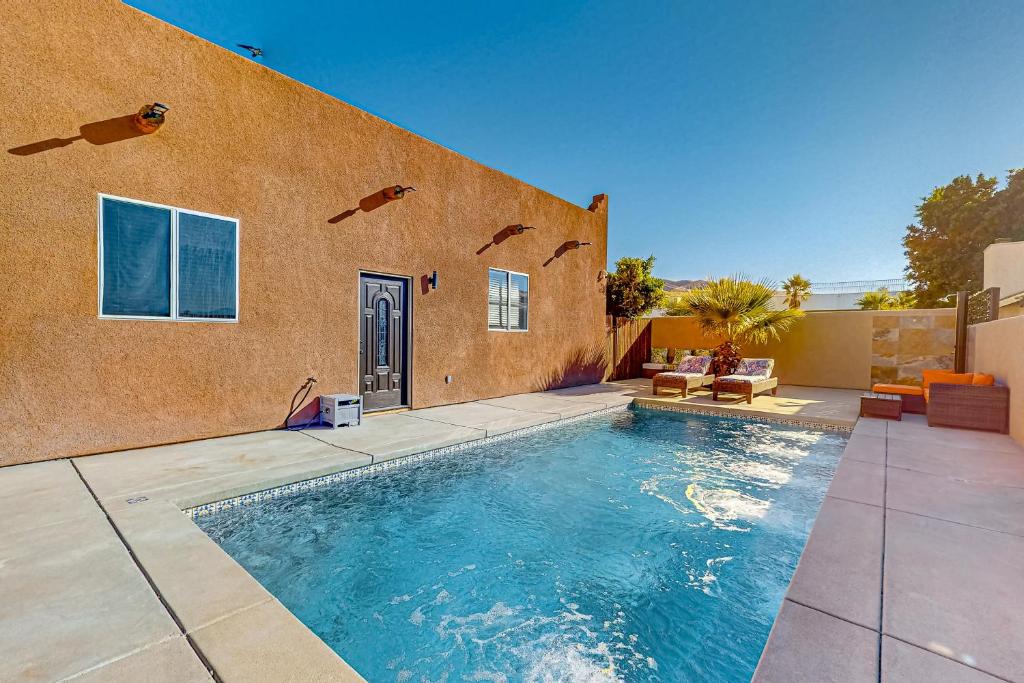 - une piscine en face d'une maison dans l'établissement Desert Alcazar, à Desert Hot Springs