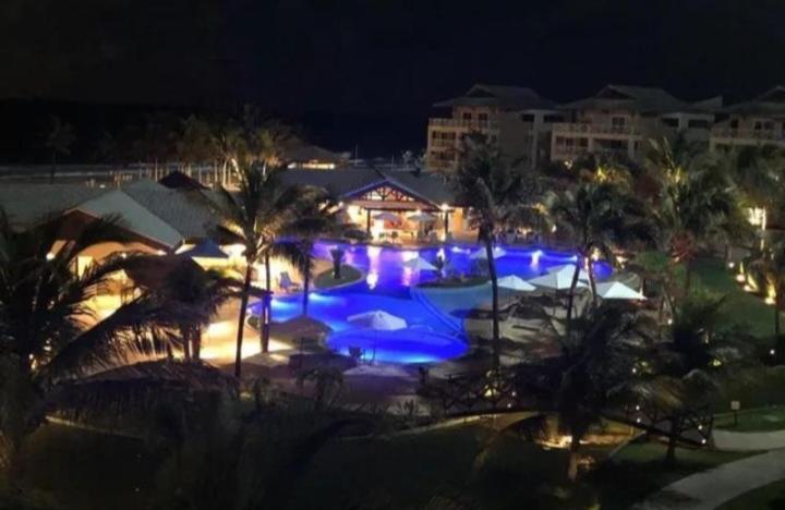 Вид на бассейн в Condomínio Portamaris Resort или окрестностях
