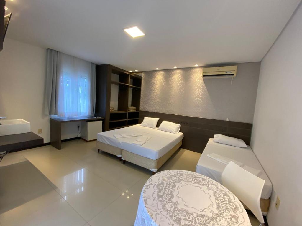 een grote kamer met een bed en een bank bij Spazio Vital Apartments in Florianópolis