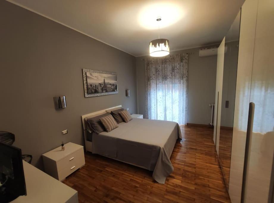 una camera con letto e pavimento in legno di La Casa di Leo - Milano Bovisa a Milano