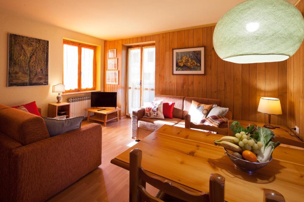 een woonkamer met een tafel en een bank bij La Fleur, Morgex in Morgex