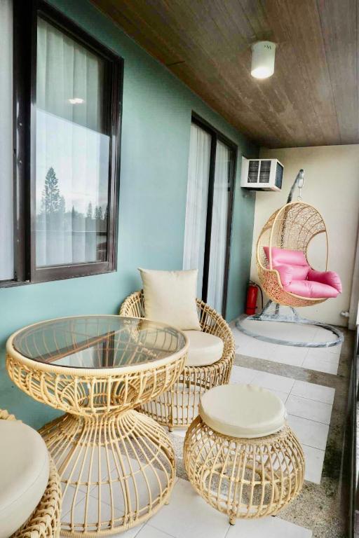 Posezení v ubytování Elegant, and Family-Friendly 2BR in Pine Suites