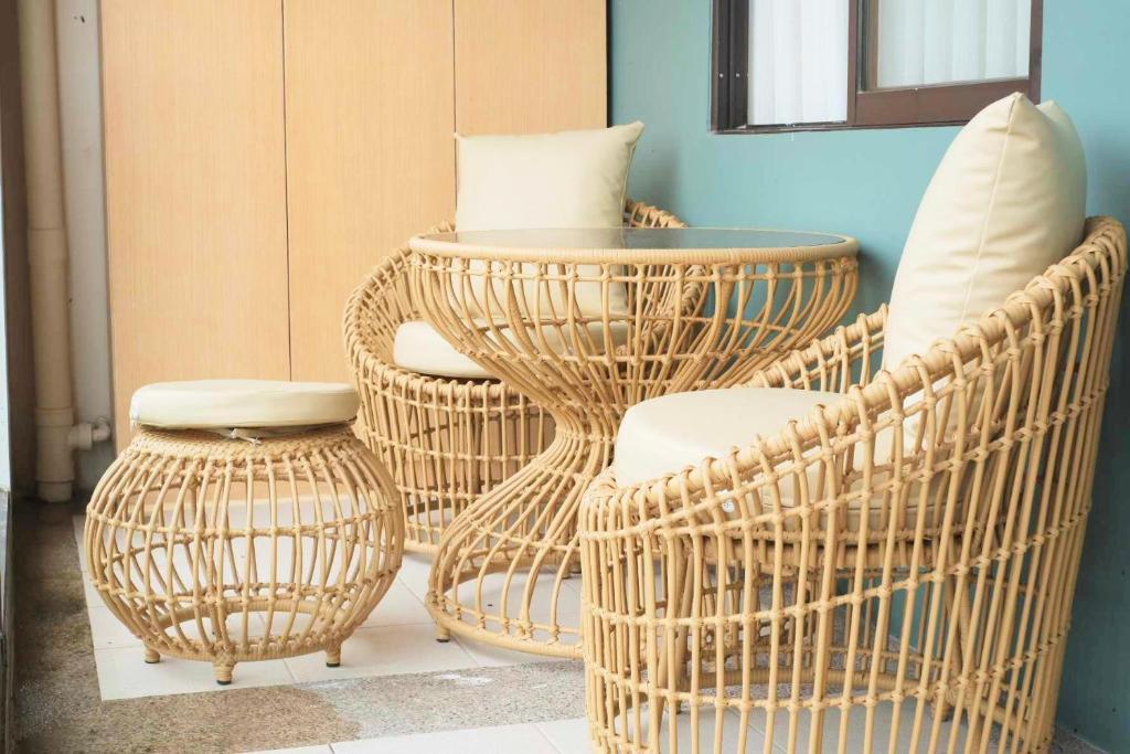 Posezení v ubytování Elegant, and Family-Friendly 2BR in Pine Suites