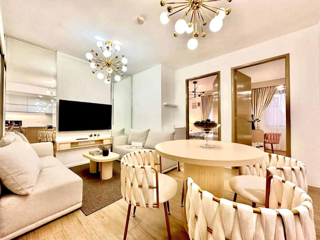 un soggiorno con tavolo e divano di Elegant, and Family-Friendly 2BR in Pine Suites a Tagaytay