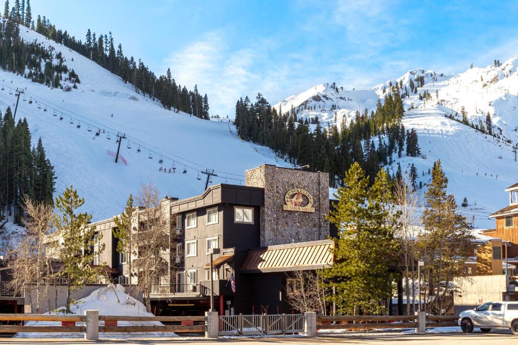 奧林匹克谷的住宿－Red Wolf Lodge at Olympic Valley，山边的一座建筑,有滑雪场