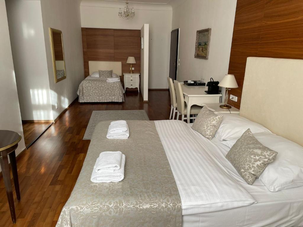 Postel nebo postele na pokoji v ubytování Little King Hotel U Malvaze