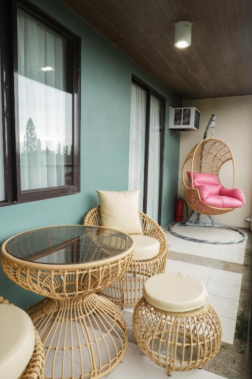 Posezení v ubytování Elegant, and Family-Friendly 2BR in Pine Suites