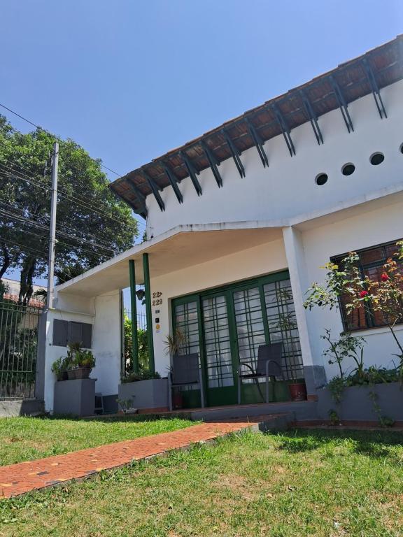 a white house with a pergola at Casa Térrea SP Expo e C Paralimpico in São Paulo